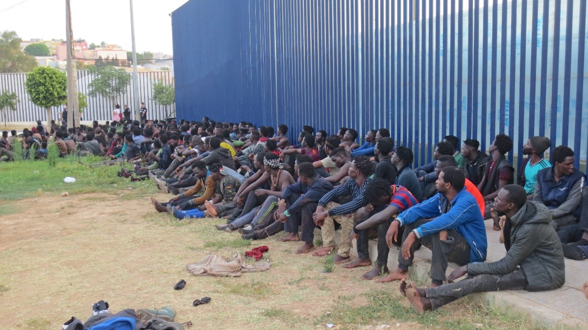 Grupo de inmigrantes en la valla de Melilla