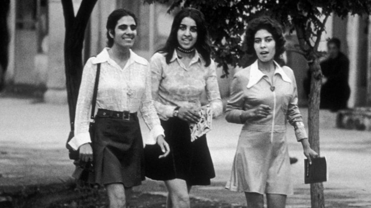 El País censura que se recuerde que las mujeres podían vestir libremente en Afganistán en los años 70