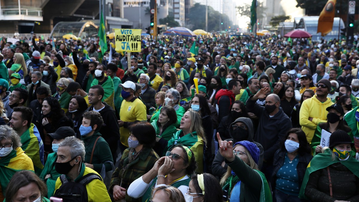 Cientos de miles de brasileños apoyan a Bolsonaro por impulsar el recuento físico de los votos