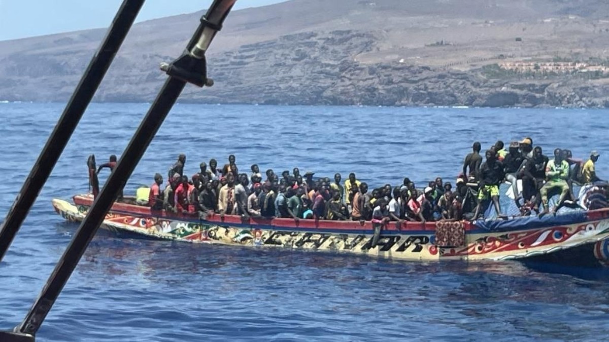Cayuco llegado a San Sebastián de La Gomera con 111 inmigrantes ilegales de origen subsahariano. Norte Gran Canaria
