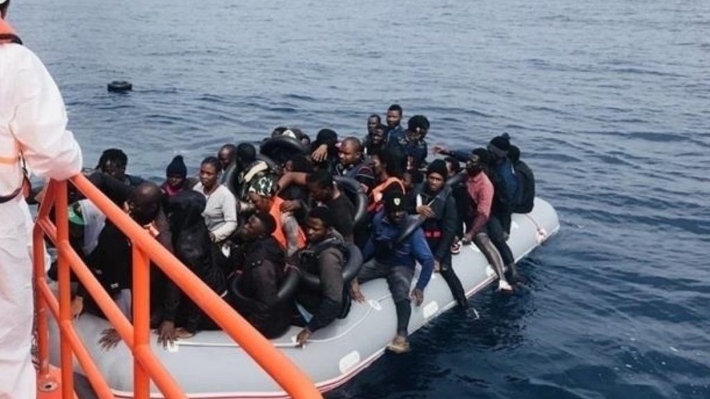 Grupo de inmigrantes ilegales en una patera rescatados por Salvamento Marítimo. Europa Press