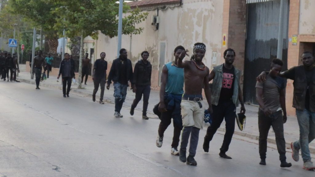 Un grupo de inmigrantes subsaharianos deambula por Melilla. Europa Press