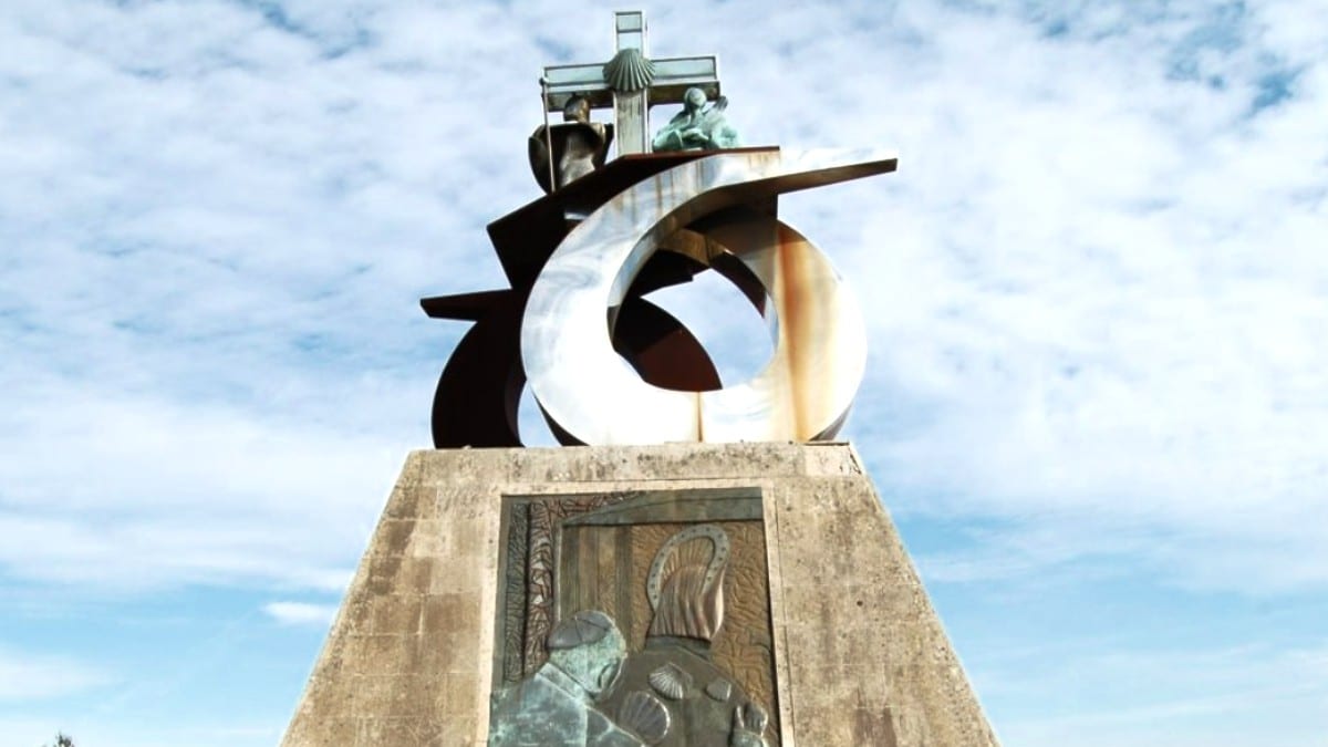 Abogados Cristianos acudirá a la Justicia si Feijóo no repone el monumento a Juan Pablo II en Santiago de Compostela