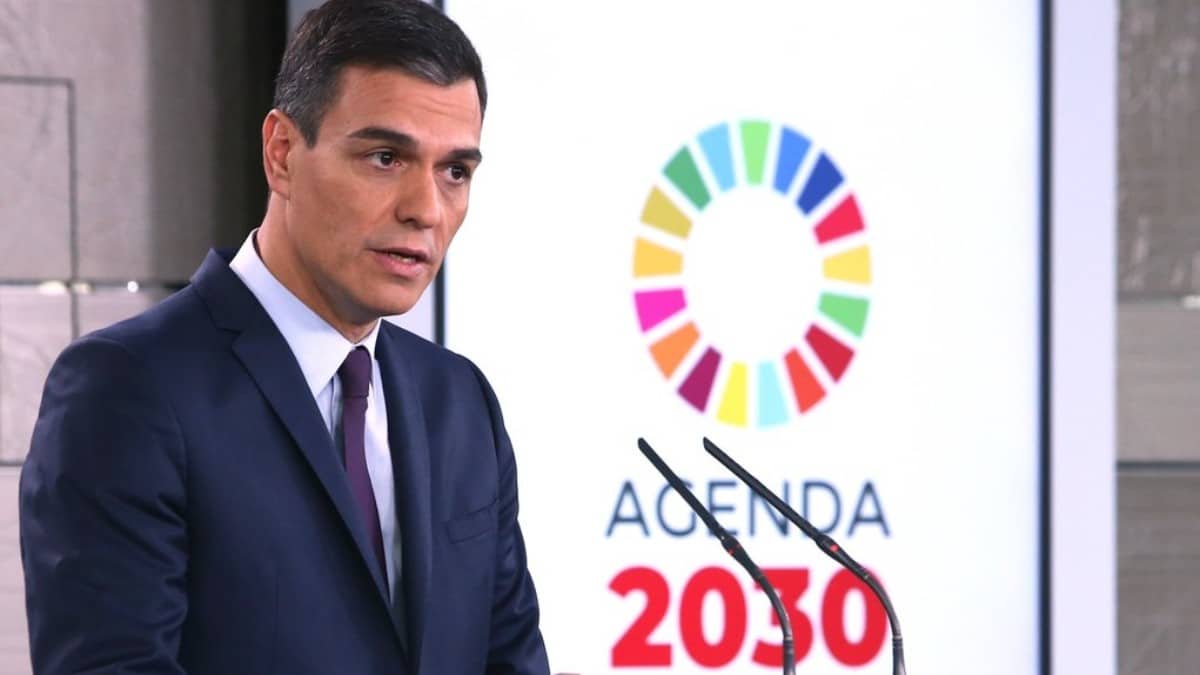 El presidente del Gobierno, Pedro Sánchez, junto al logo de la Agenda 2030.