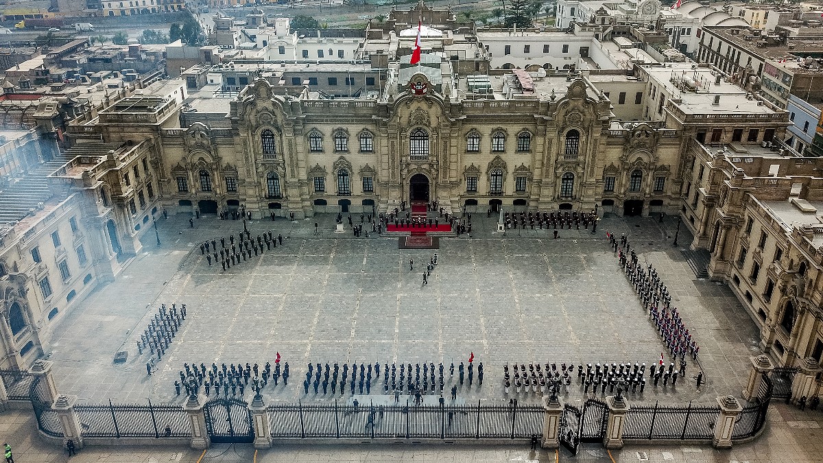 Polémica en Perú por la visita del fundador del brazo político de Sendero Luminoso al Palacio de Gobierno