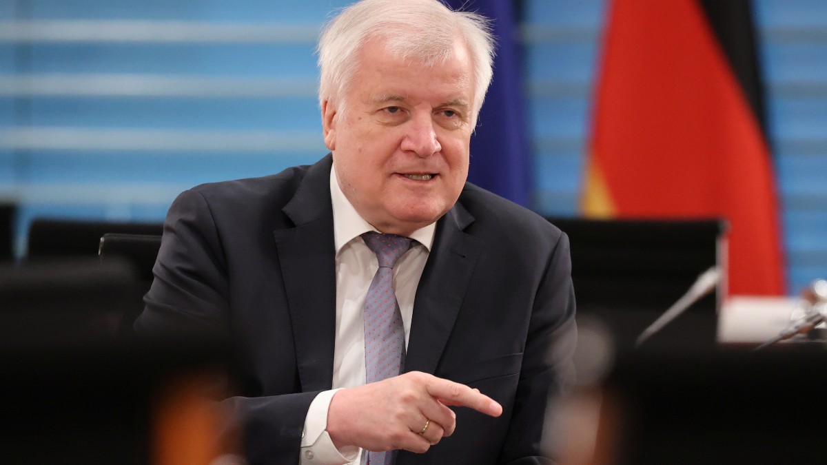 El ministro del Interior alemán advierte del peligro del ‘efecto llamada’ con los refugiados