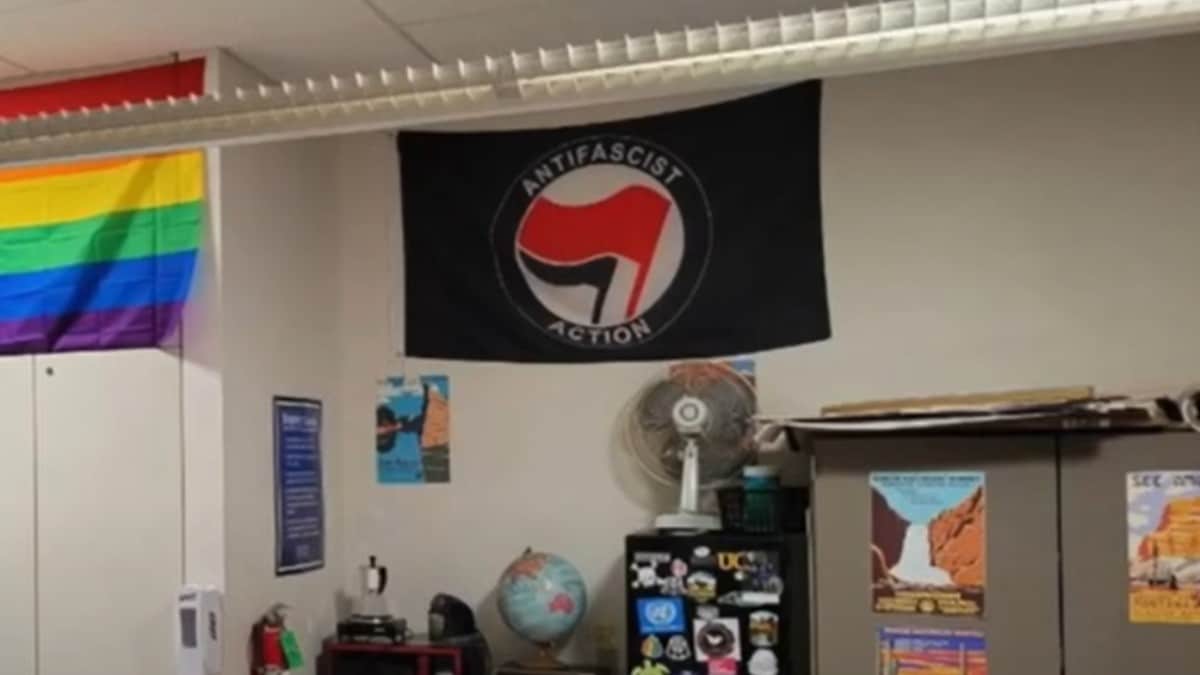 Adoctrinamiento izquierdista en EEUU: un profesor admite subir las notas de los alumnos que asisten a actos de Antifa