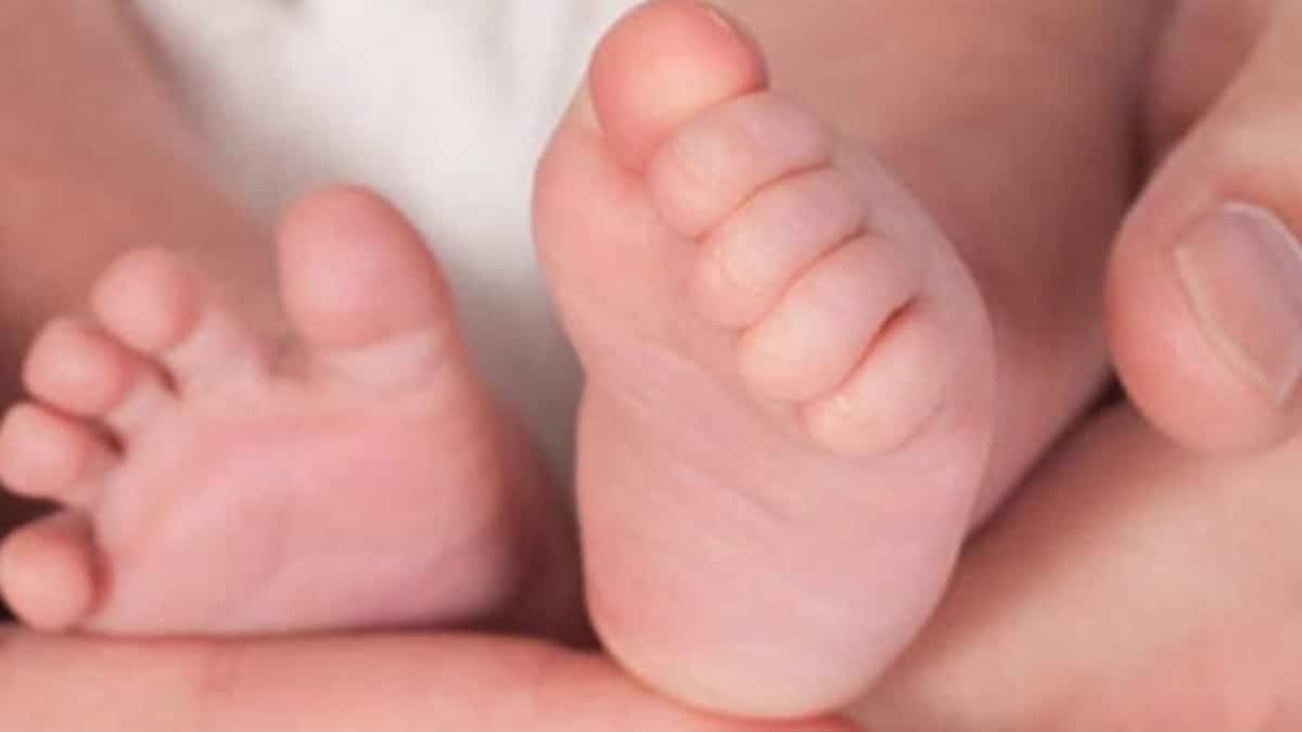 Los pies de un bebé recién nacido.