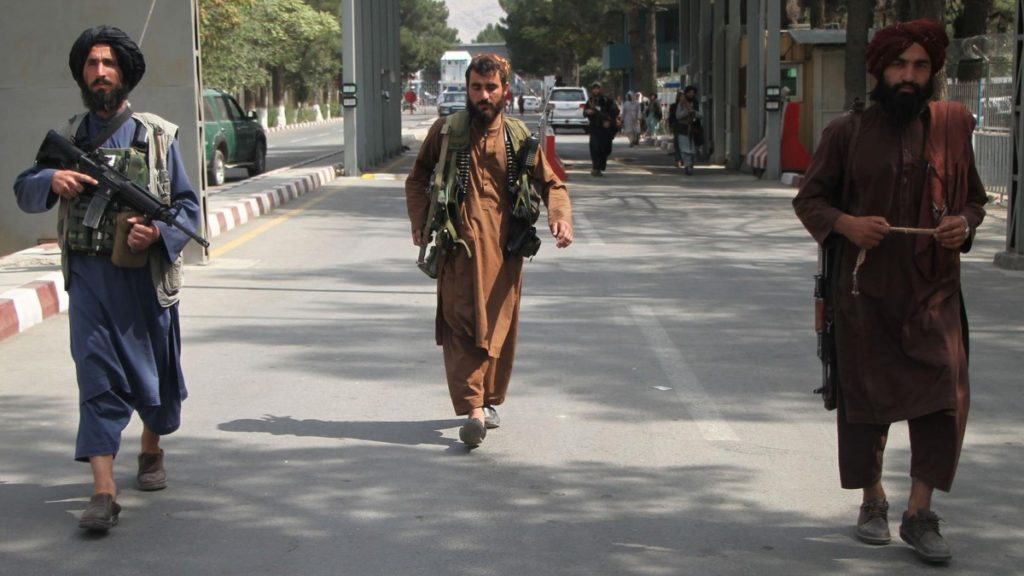 Milicianos talibán en el aeropuerto de Kabul. Europa Press