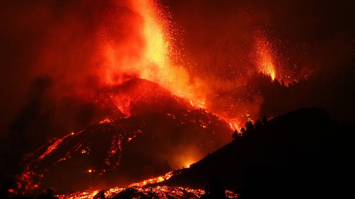 La erupción volcánica en La Palma medio siglo después obliga a la evacuación de 10.000 personas