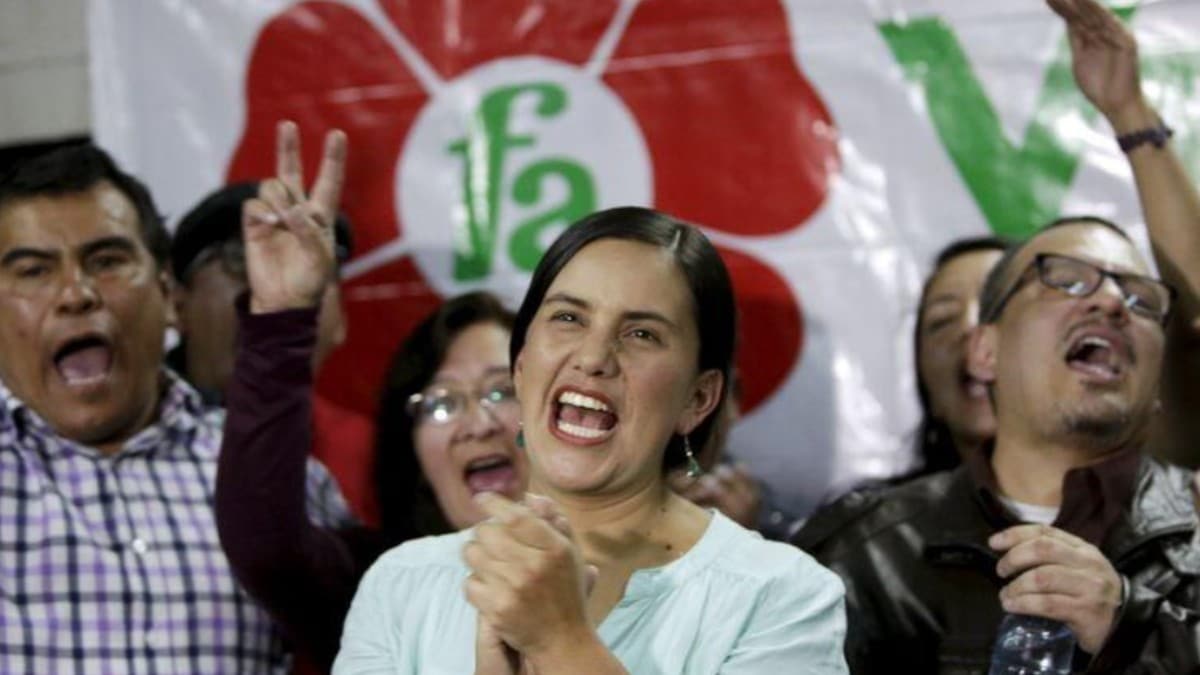 Verónika Mendoza, títere del Grupo de Puebla, ataca a VOX por defender la libertad y la democracia en Perú