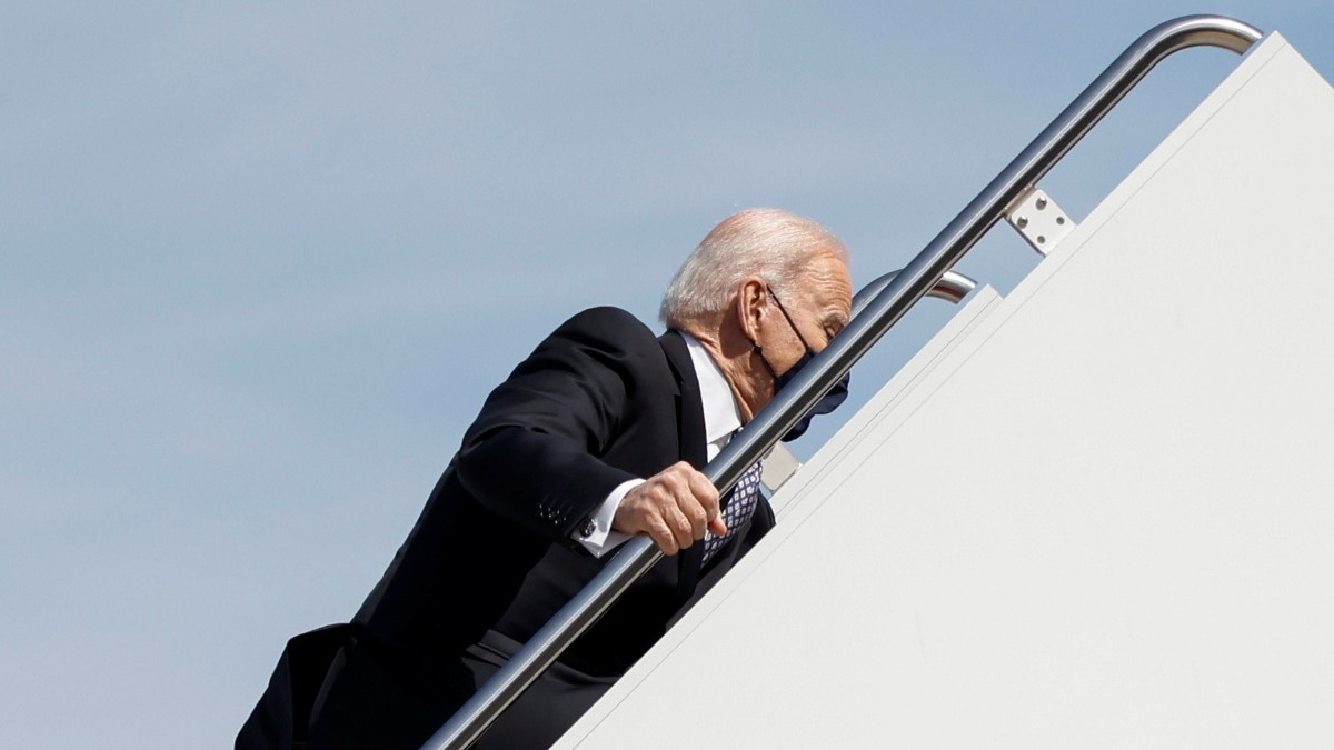 El presidente de Estados Unidos, Joe Biden, tropieza al subir al Air Force One. REUTERS