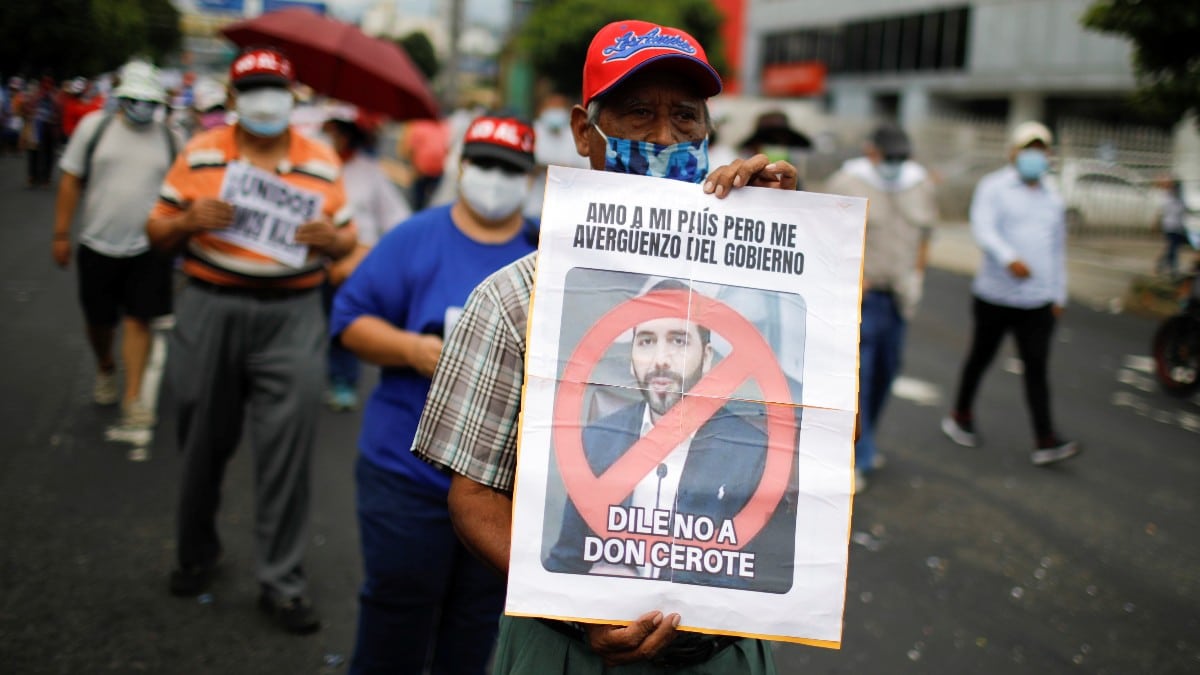 Cientos de personas protestan en El Salvador contra las abusivas reformas del régimen de Bukele