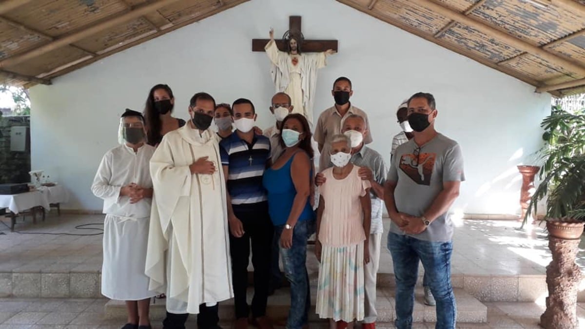 El Padre Castor, herido y apresado en las protestas en Cuba contra el régimen, celebra 20 años de sacerdocio