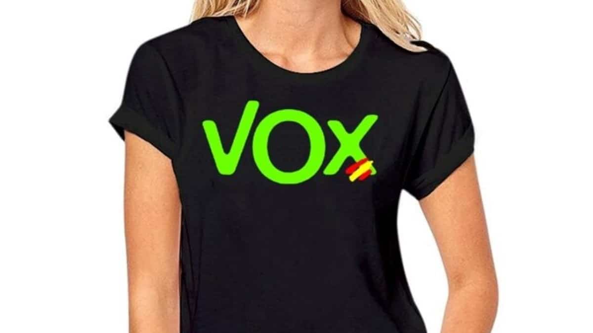 Camiseta con el logo de VOX