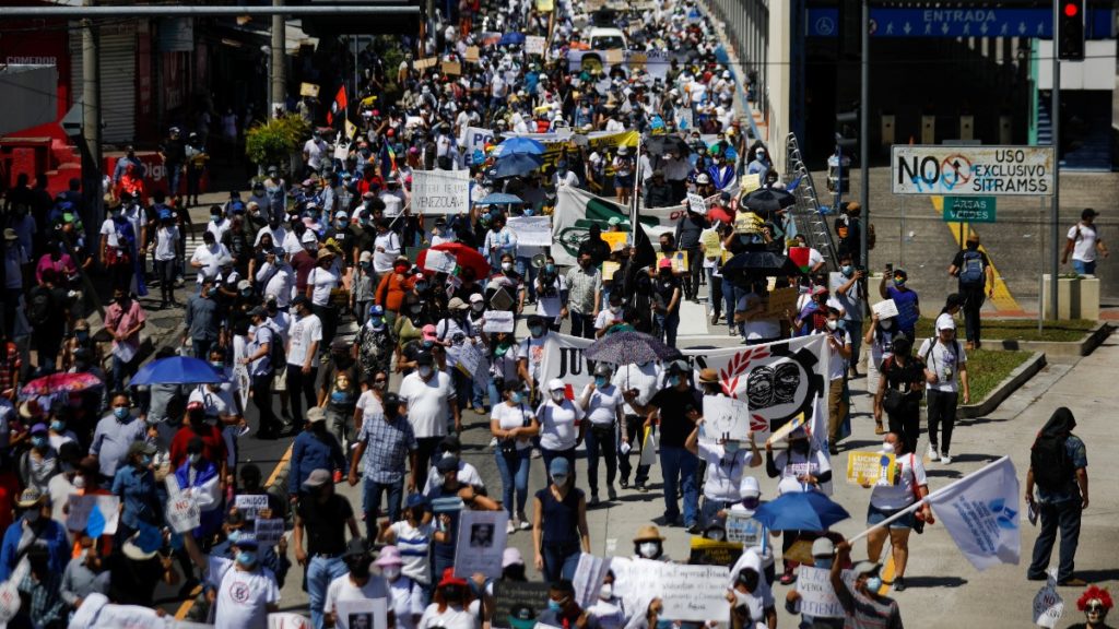 La masiva protesta con las política de Bukele. Reuters