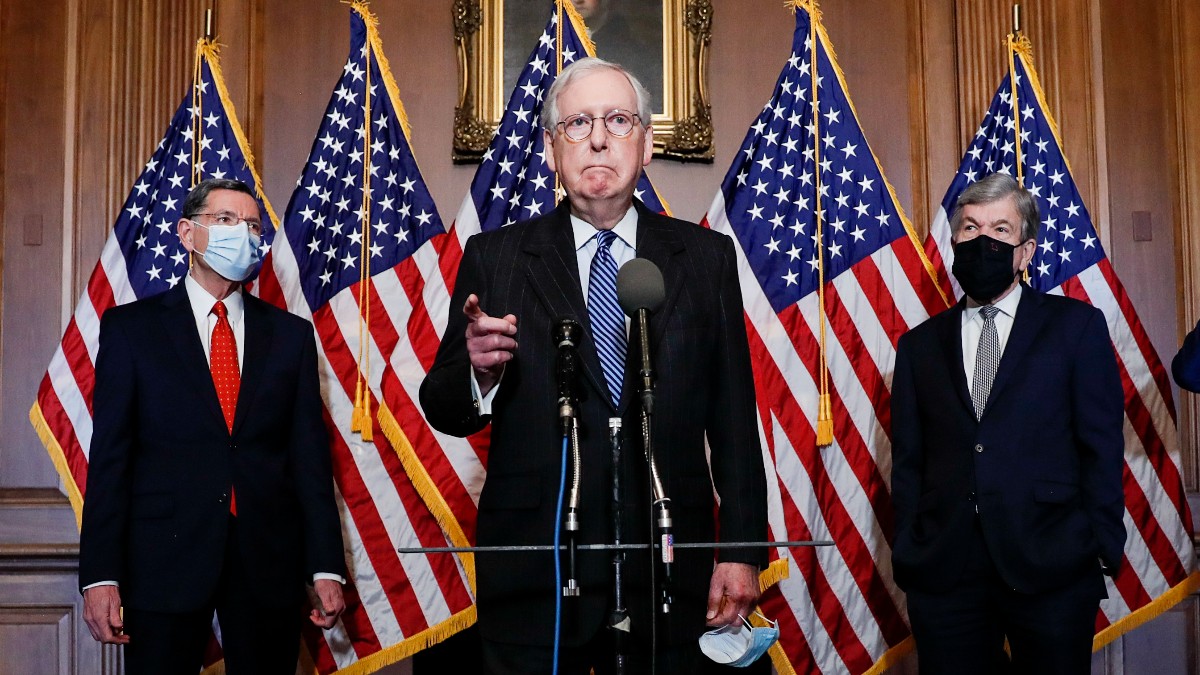El republicano McConnell rescata a los demócratas y evita ‘in extremis’ que se declare el impago de la deuda