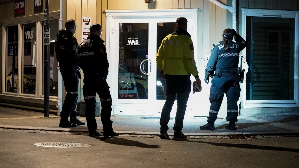 Un islamista ‘vigilado’ por la Policía por ‘radicalización’ mata con un arco a cinco personas en Noruega