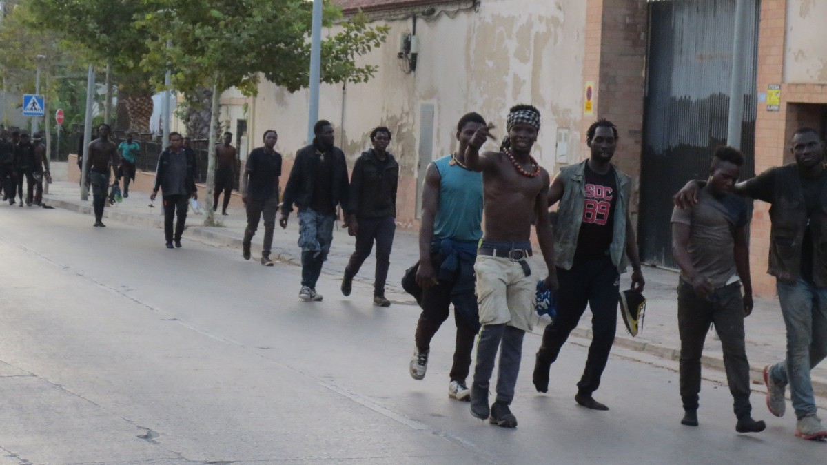 Un grupo de inmigrantes ilegales de origen subsahariano, en Melilla. Europa Press