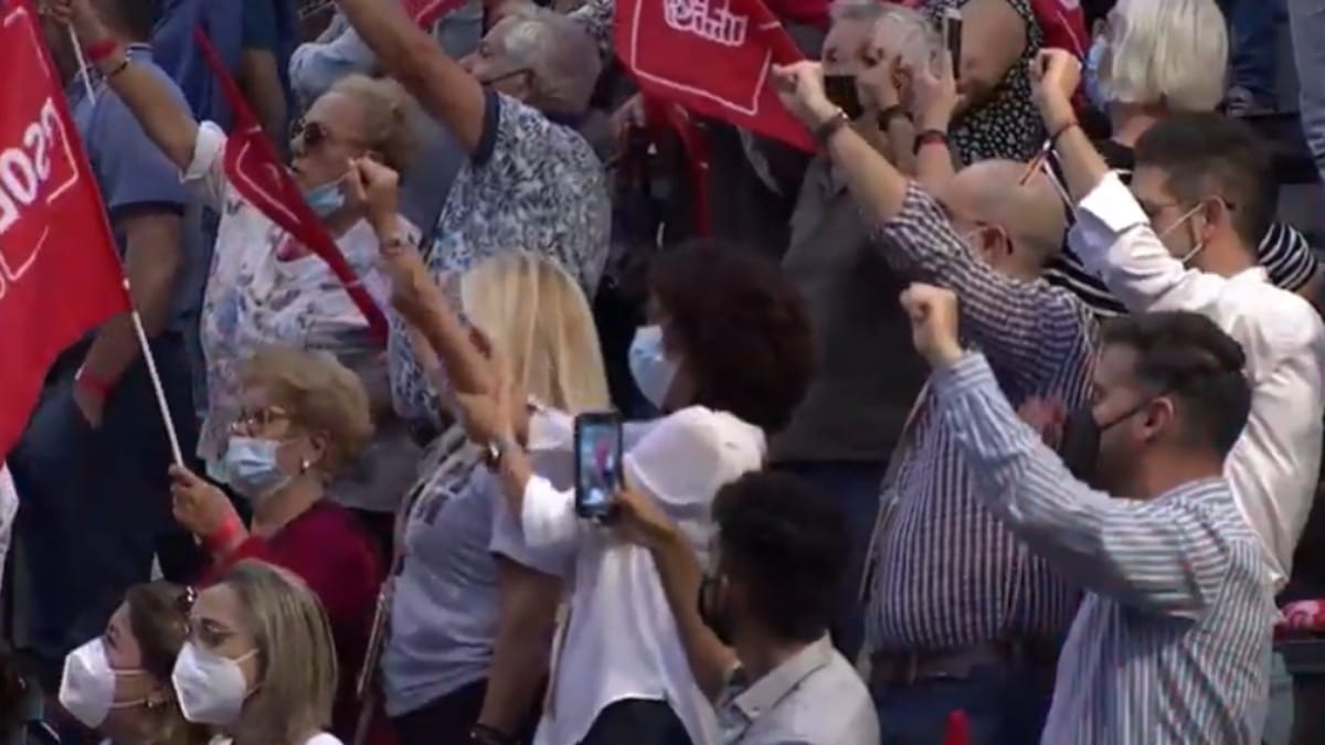 El guerracivilismo del PSOE: cierra su congreso cantando puño en alto ‘La Internacional’