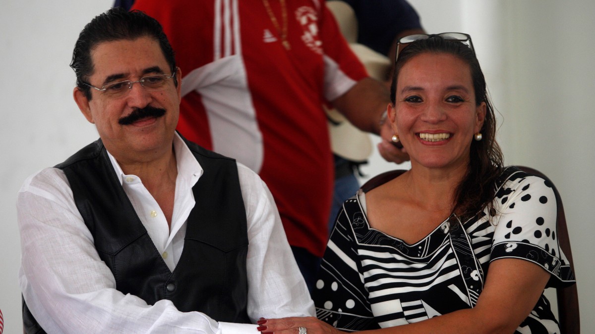 La candidata presidencial de LIBRE, Xiomara Castro, junto a su esposo, el expresidente de Honduras Manuel Zelaya. REUTERS