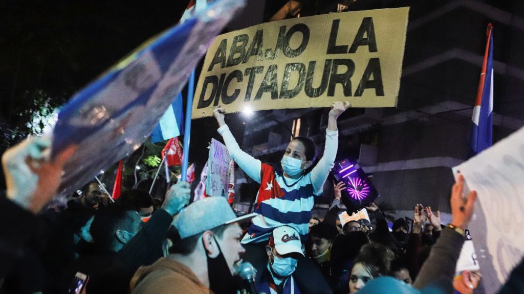 Manifestantes durante una protesta contra la dictadura en Cuba. REUTERS