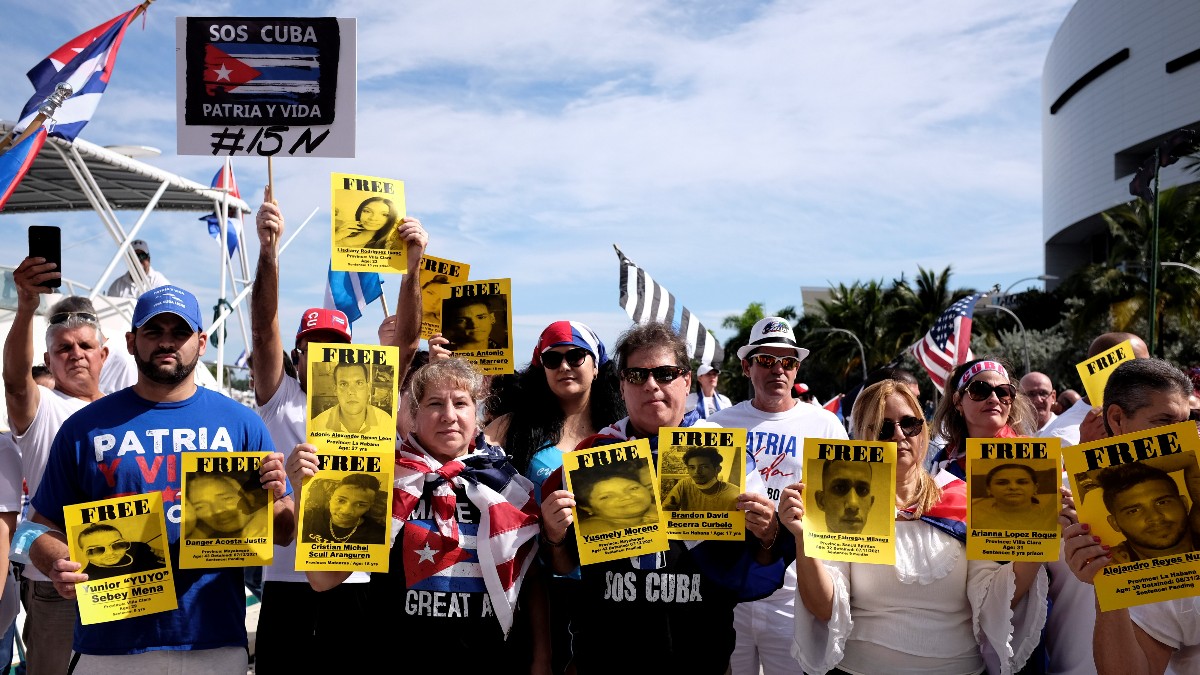 Un grupo de cubanos protesta contra el régimen castrista en Miami. REUTERS