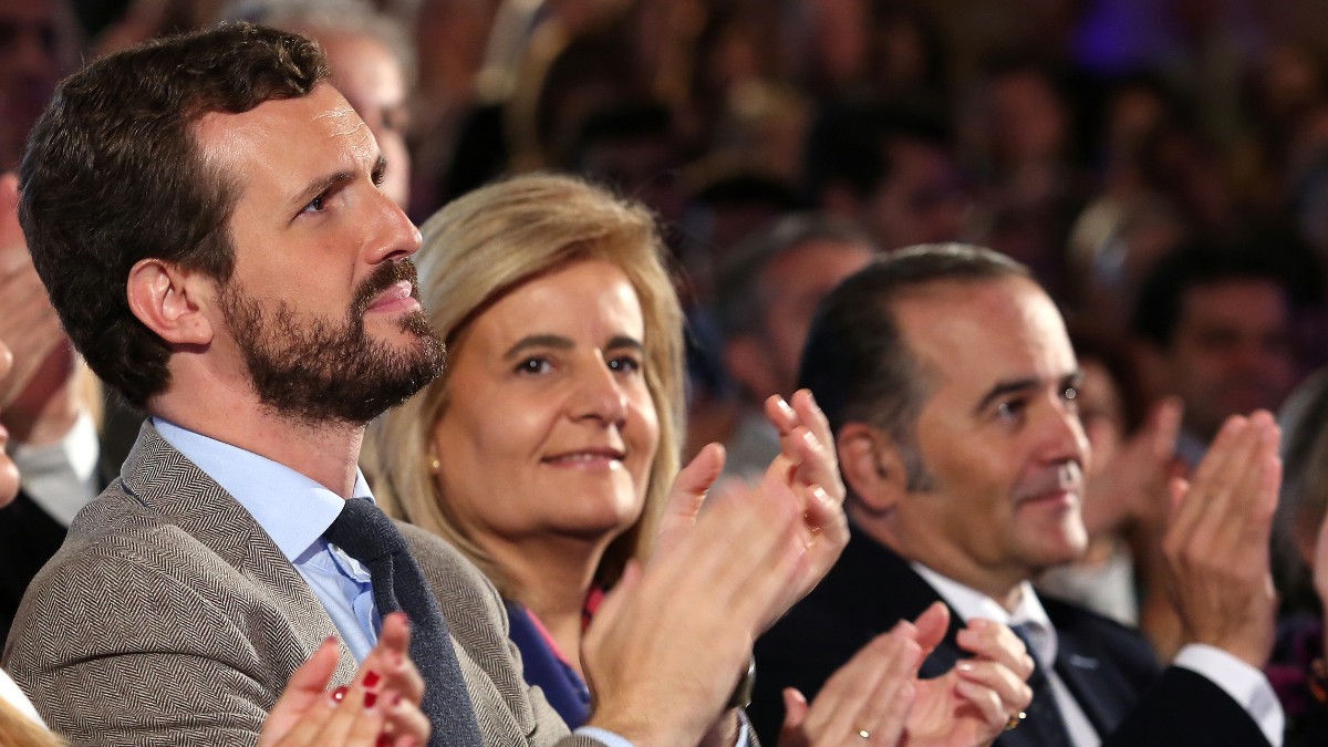 El presidente del PP, Pablo Casado, y la exministra Fátima Báñez en un acto en Toledo. EUROPA PRESS