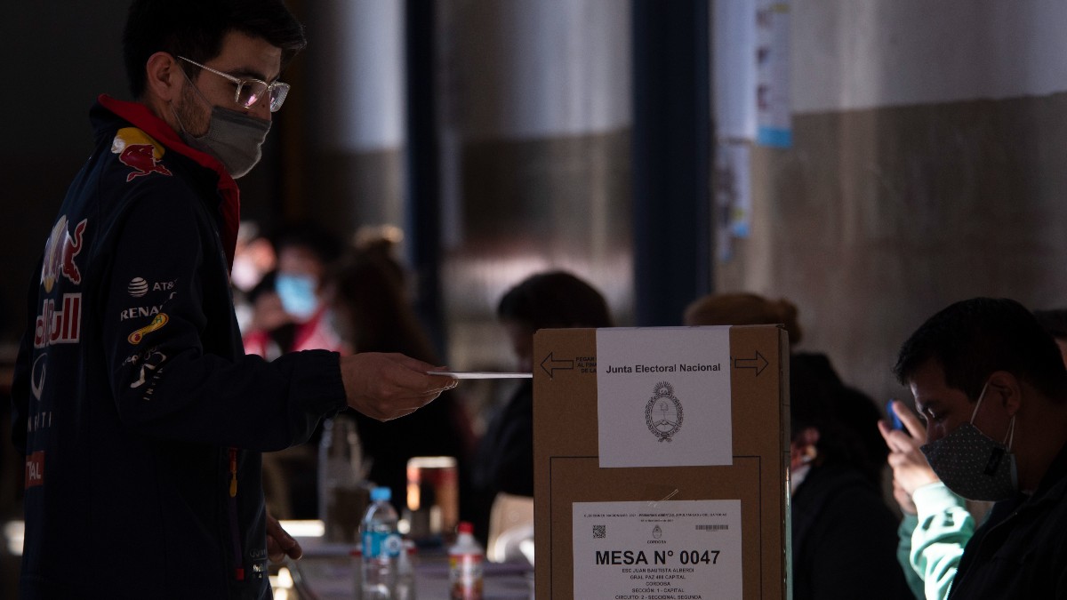 Un hombre acude a las urnas en Argentina. EUROPA PRESS