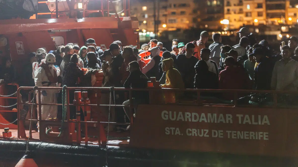 Italia - Más de 1.100 inmigrantes han sido rescatados este fin de semana procedentes de 65 pateras - Página 8 EuropaPress_3934937_salvamar_talia_llega_puerto_arguineguin_varios_migrantes_14_septiembre_2021-1.jpg