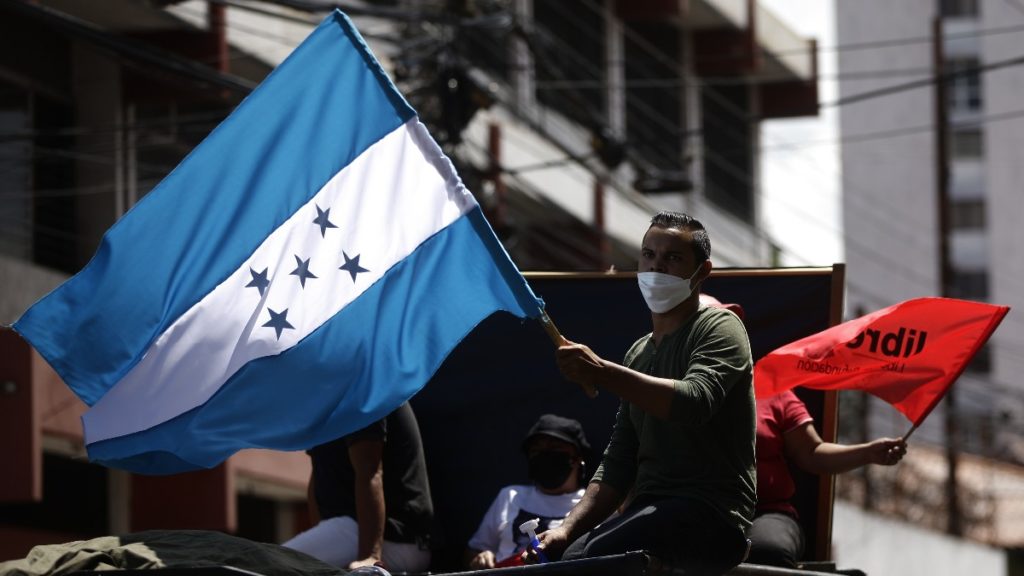 Un hombre ondea una bandera de Honduras en Tegucigalpa. EUROPA PRESS