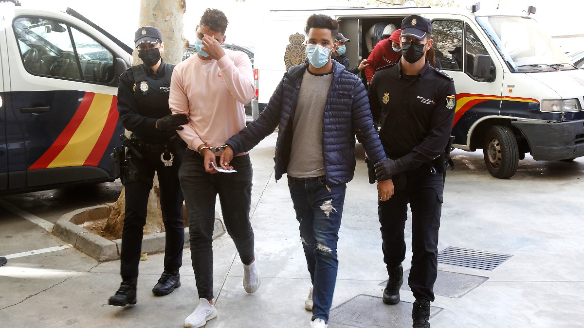 Dos de los marroquíes detenidos, a su llegada al Jugado en Palma de Mallorca. EUROPA PRESS