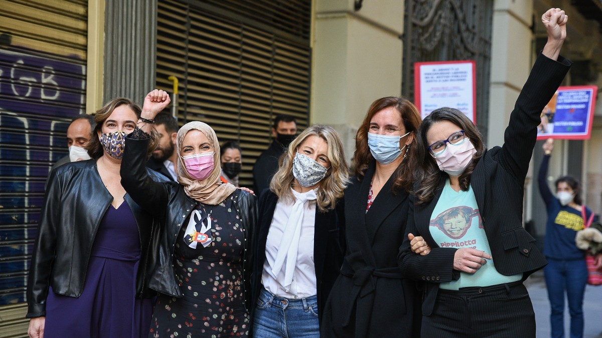 De izquierda a derecha: Ada Colau, Fátima Hammed, Yolanda Díaz, Mónica García y Mónica Oltra a su llegada al acto en Valencia. EUROPA PRESS