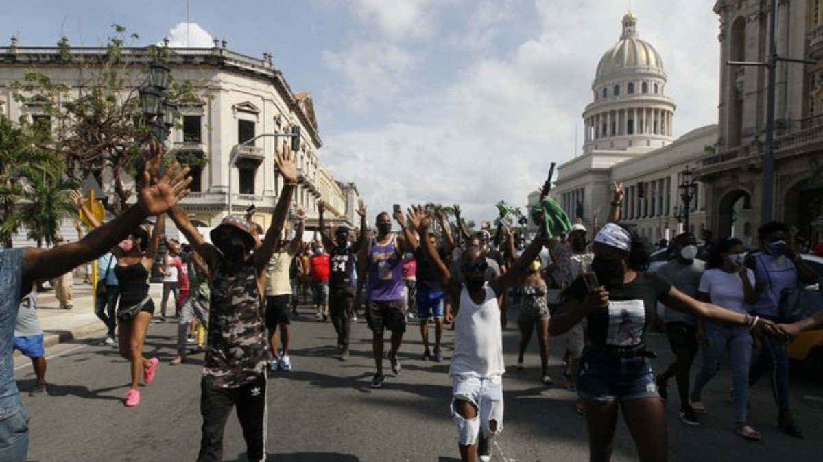 Un grupo de cubanos protesta contra el régimen en La Habana.