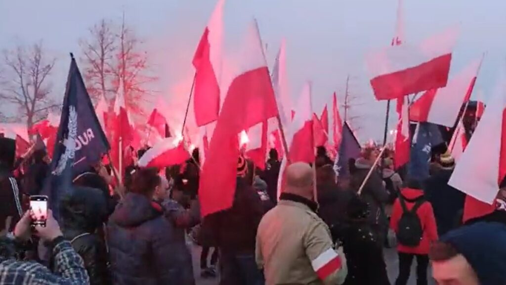 Los polacos marchan en el día de la independencia en Polonia. TWITTER