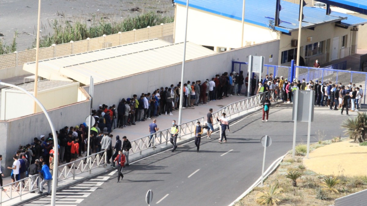 Colas de inmigrantes ilegales en la oficina de asilo de Ceuta - Fuente: El Pueblo de Ceuta