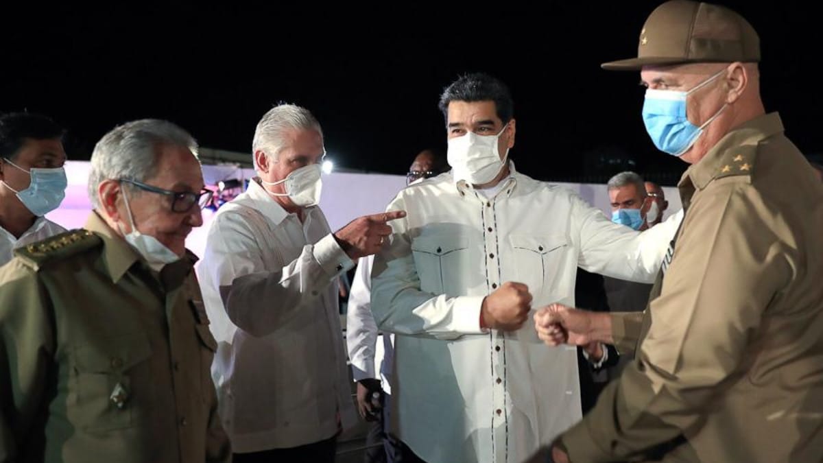 El tirano Nicolás Maduro viaja a Cuba para conmemorar el quinto aniversario de la muerte del dictador Fidel Castro
