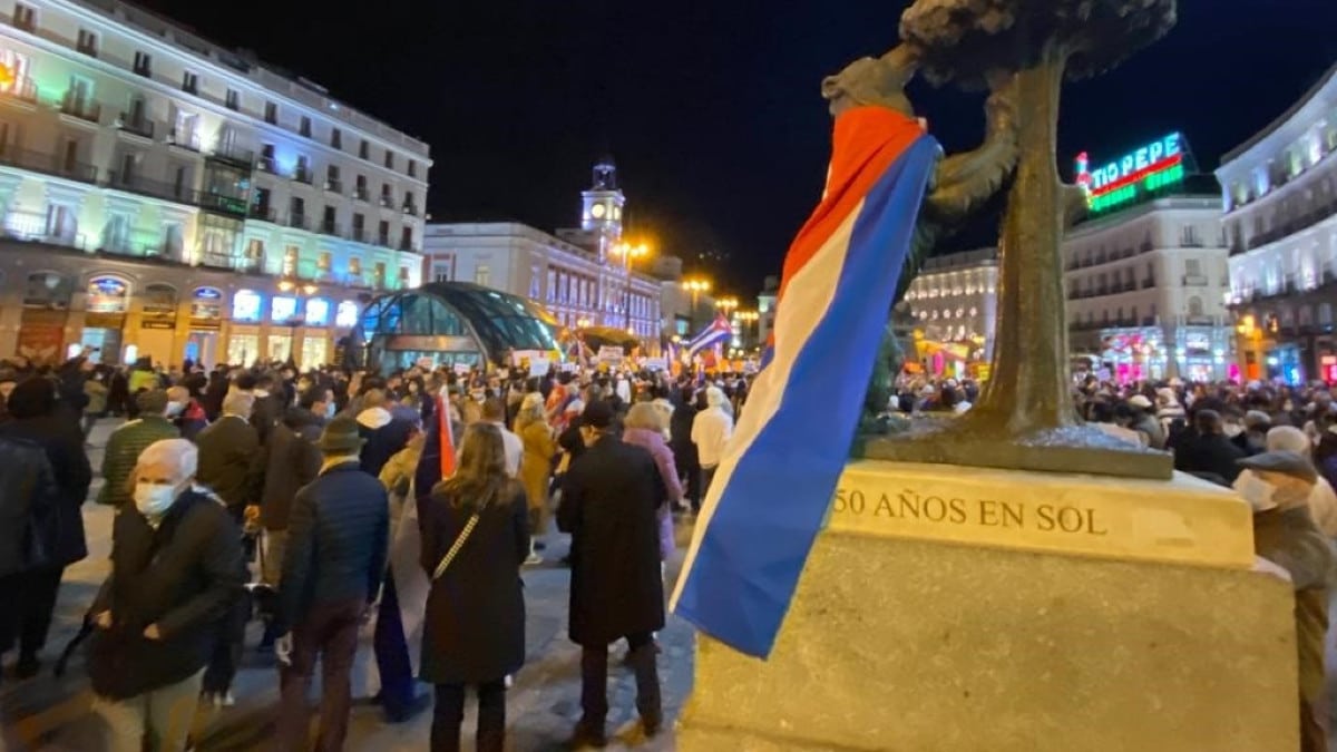 Cubanos se manifiestan en la Puerta del Sol: ‘Pedro Sánchez caradura, Cuba es una dictadura’