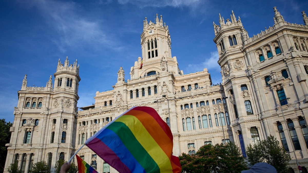 Una bandera LGTB ondea frente al Ayuntamiento de Madrid. EUROPA PRESS