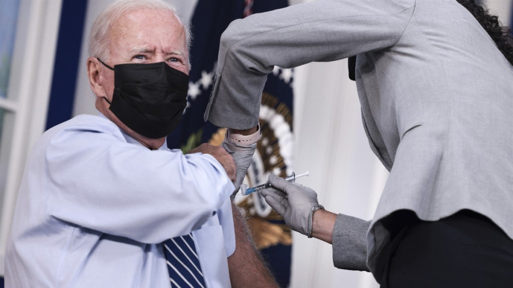 El presidente de Estados Unidos, Joe Biden, recibe la tercera dosis de la vacuna de Pfizer. EUROPA PRESS