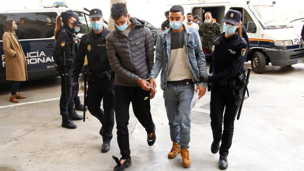 Dos de los marroquíes detenidos por la 'patera aérea' de Palma de Mallorca. EUROPA PRESS
