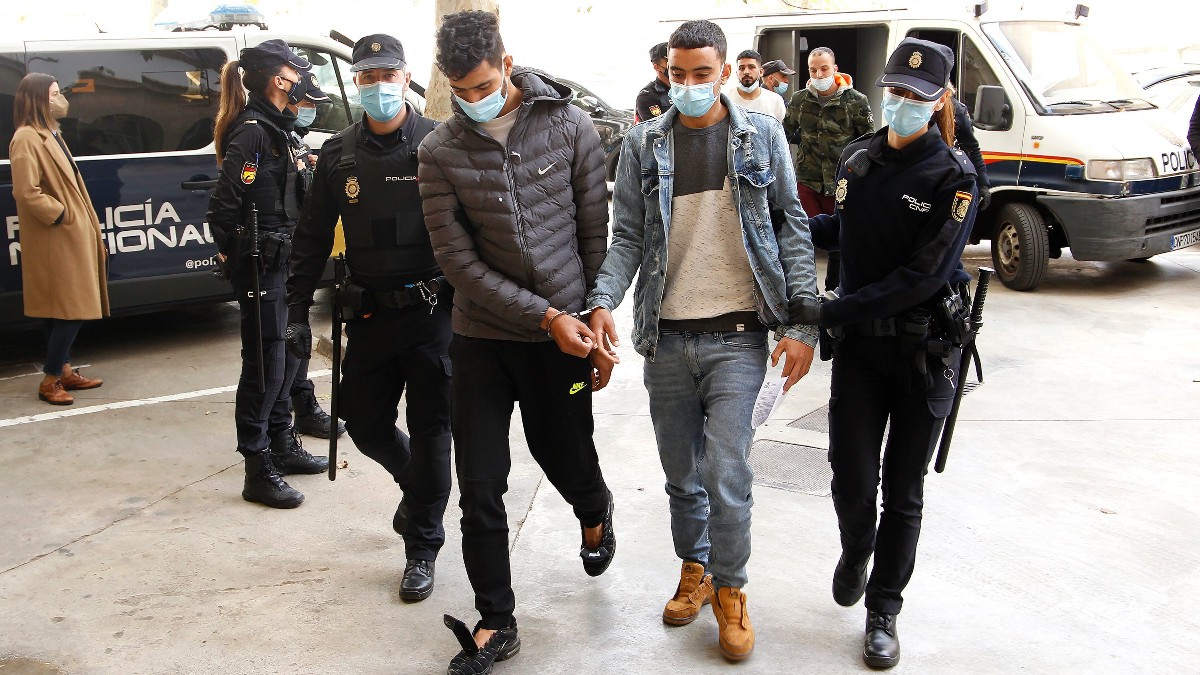 Dos de los marroquíes detenidos por la 'patera aérea' de Palma de Mallorca. EUROPA PRESS