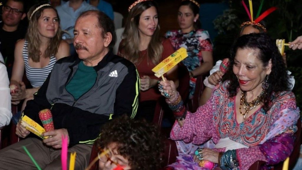 El tirano Daniel Ortega junto a su esposa Rosario Murillo. 19 digital