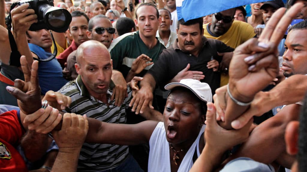 Berta Soler (Damas de Blanco) es reprimida durante una manifestación en Cuba. Reuters