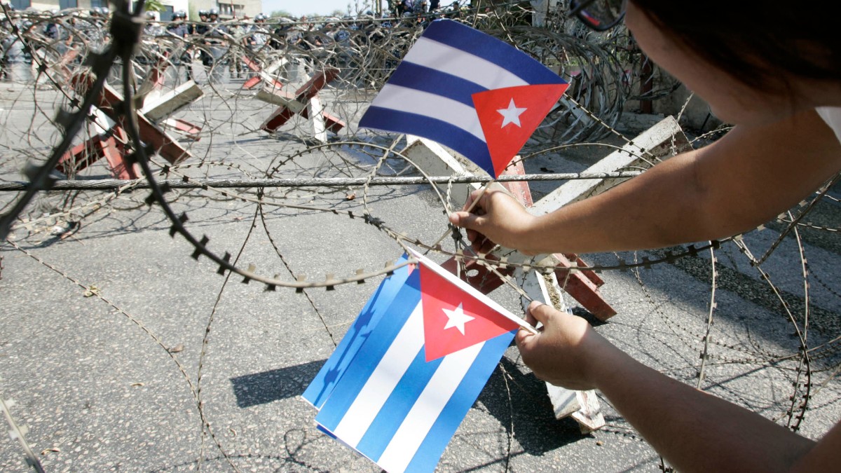 Banderas cubanas en una alambrada. REUTERS