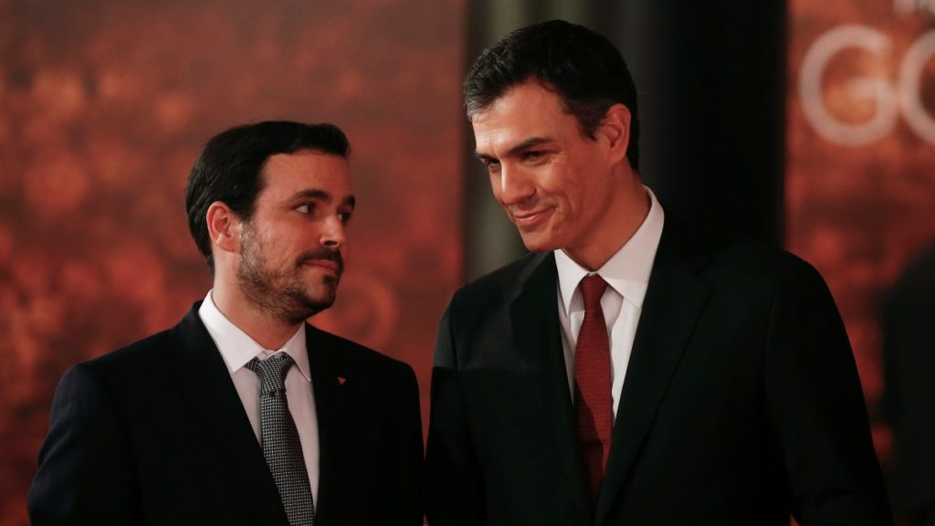 El ministro de Consumo, Alberto Garzón, y el presidente del Gobierno, Pedro Sánchez. REUTERS