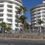 Fachada y balcones del hotel Waikiki de 4 estrellas donde han acogido a decenas de inmigrantes para aliviar la saturación del muelle de Arguineguín. EUROPA PRESS