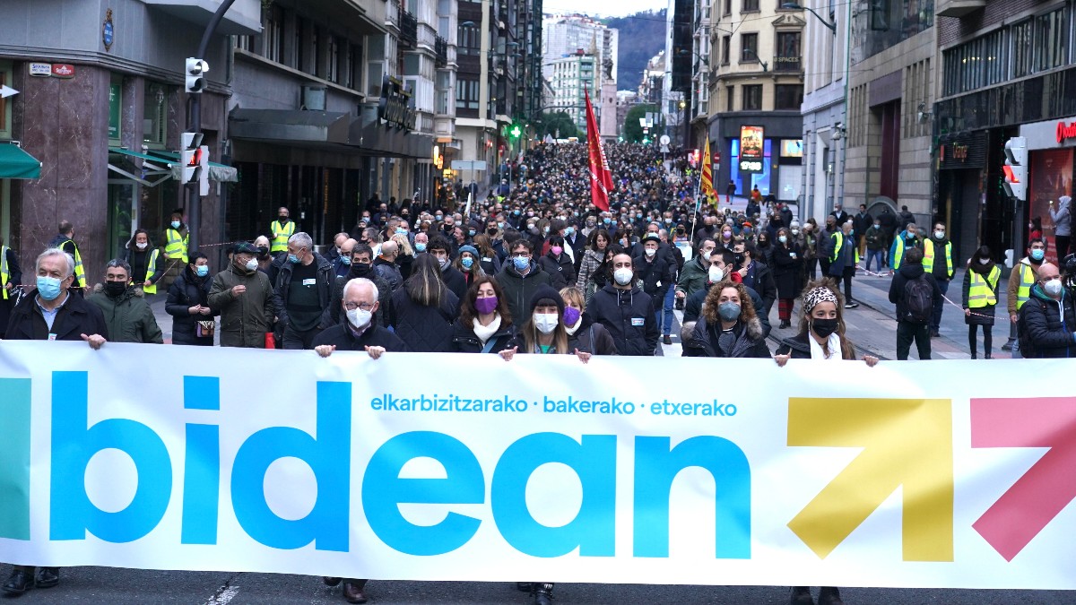 Varias personas en la concentración convocada por Sare a favor de los presos de ETA, a 8 de enero de 2022, en Bilbao, País Vasco. EUROPA PRESS