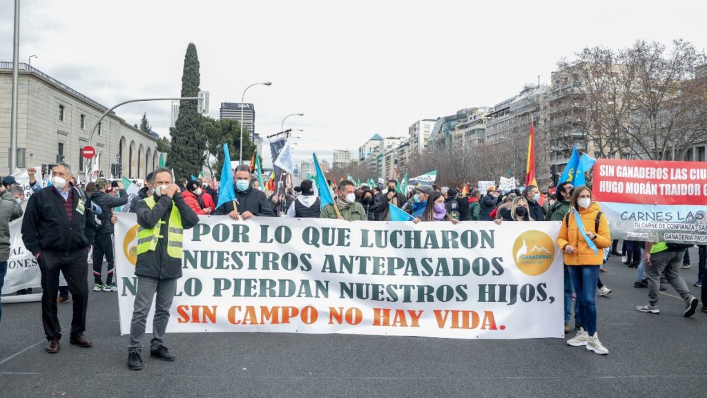 Varias personas con una pancarta que reza Sin campo no hay vida, en la movilización en defensa del campo y del mundo rural y la futura Ley de Protección Animal, en Madrid. EUROPA PRESS
