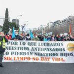 Varias personas con una pancarta que reza Sin campo no hay vida, en la movilización en defensa del campo y del mundo rural y la futura Ley de Protección Animal, en Madrid. EUROPA PRESS